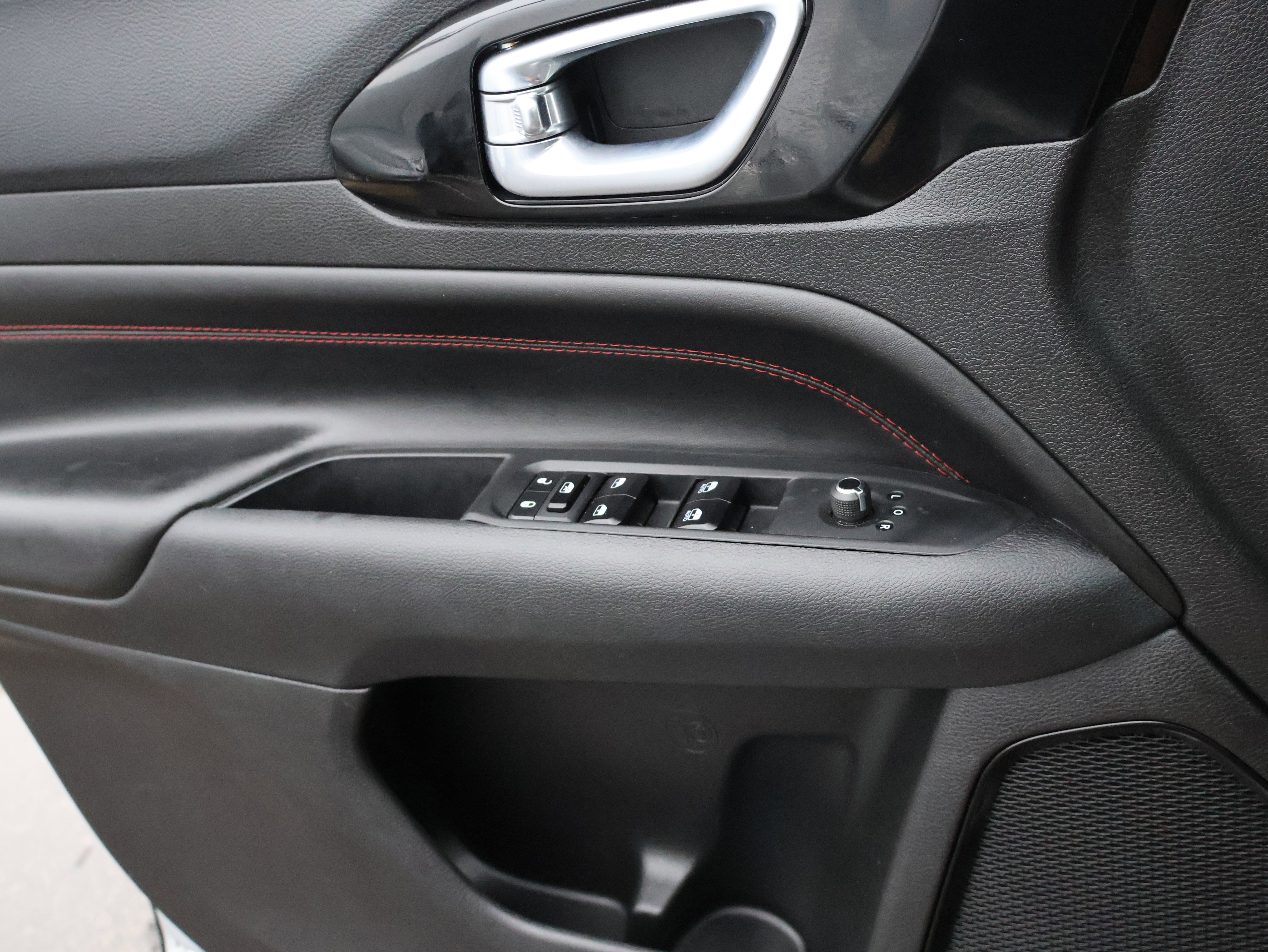 Used 2025 Jeep Compass Trailhawk AWD/4WD image 40