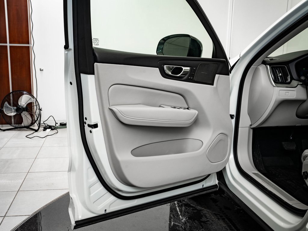 Used 2025 Volvo XC60 B5 Ultra w/ Protection Package Premier image 28