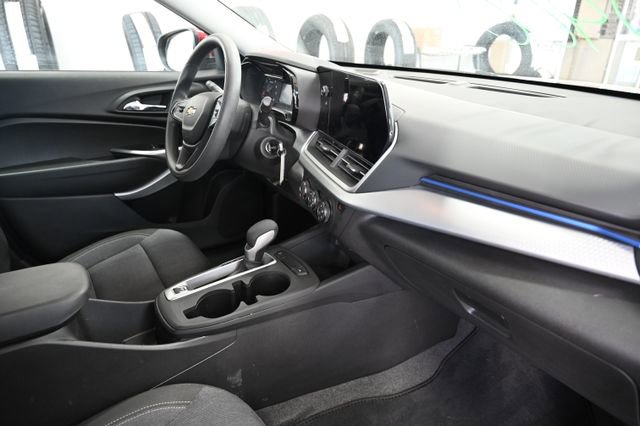 Used 2025 Chevrolet Trax LS w/ LS Convenience Package image 14