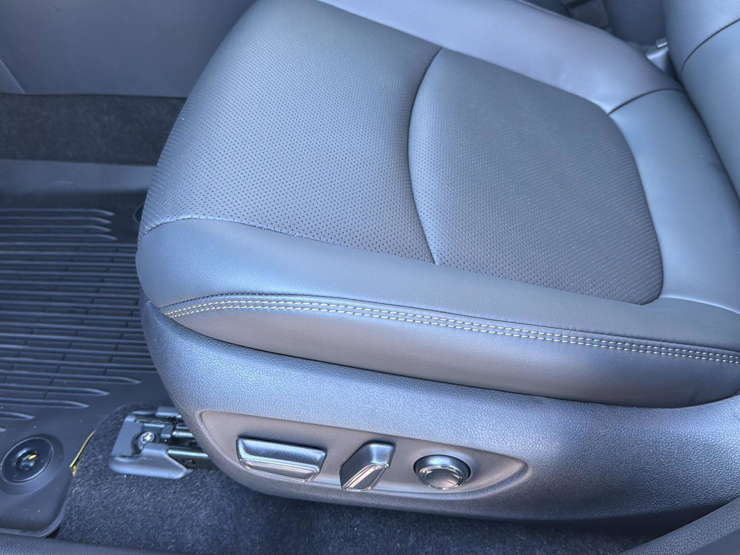 New 2025 Toyota RAV4 Limited image 28