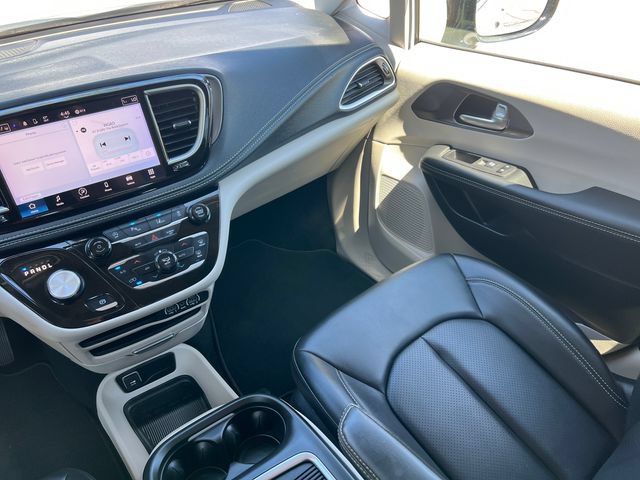 Used 2024 Chrysler Pacifica Touring-L AWD/4WD image 35