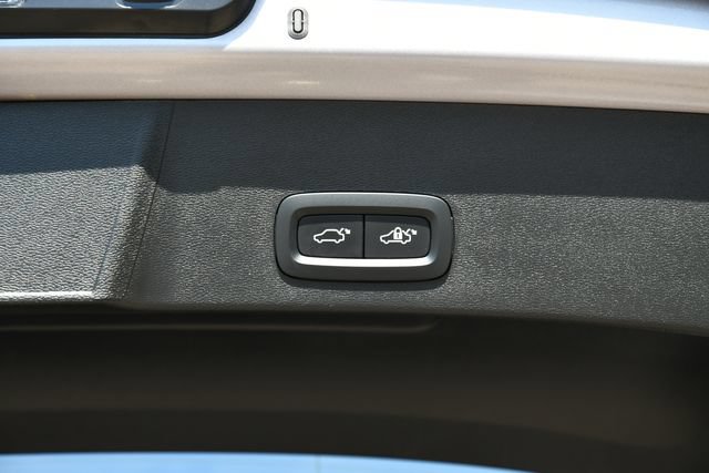 Certified 2026 Volvo XC40 B5 Plus AWD/4WD image 32
