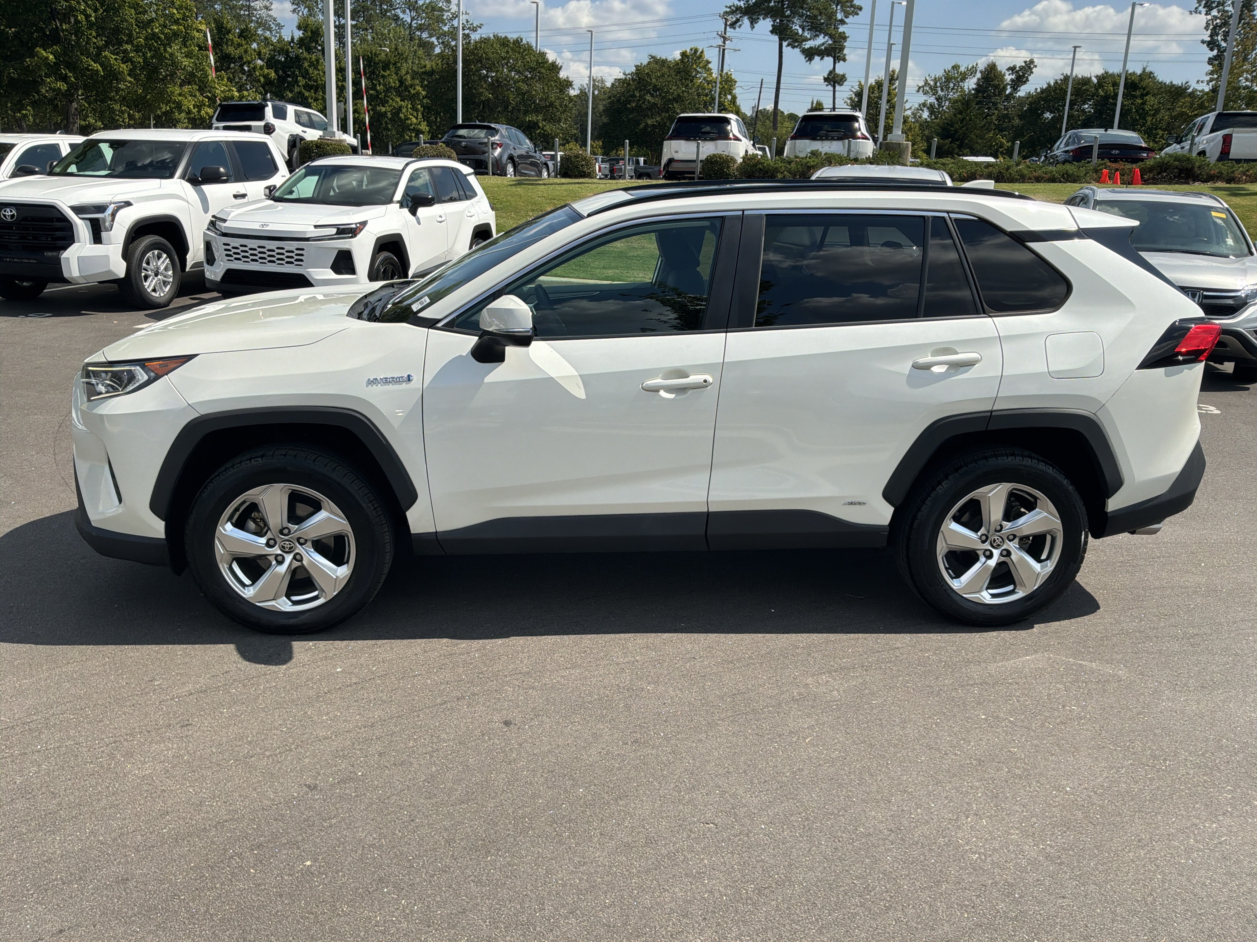Used 2021 Toyota RAV4 XLE Premium AWD/4WD image 7