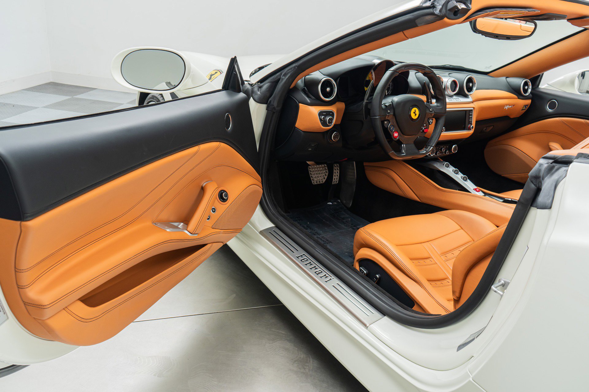 Used 2015 Ferrari California T image 23