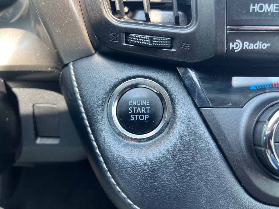 Used 2018 Toyota RAV4 XLE FWD image 24