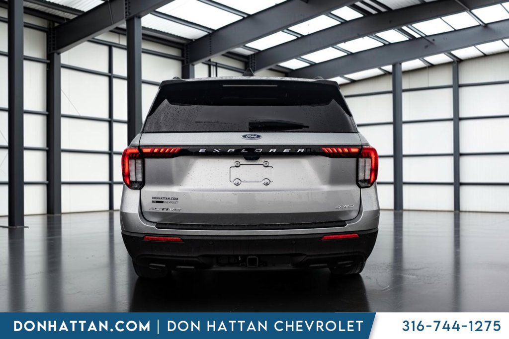 Used 2025 Ford Explorer Active AWD/4WD image 30