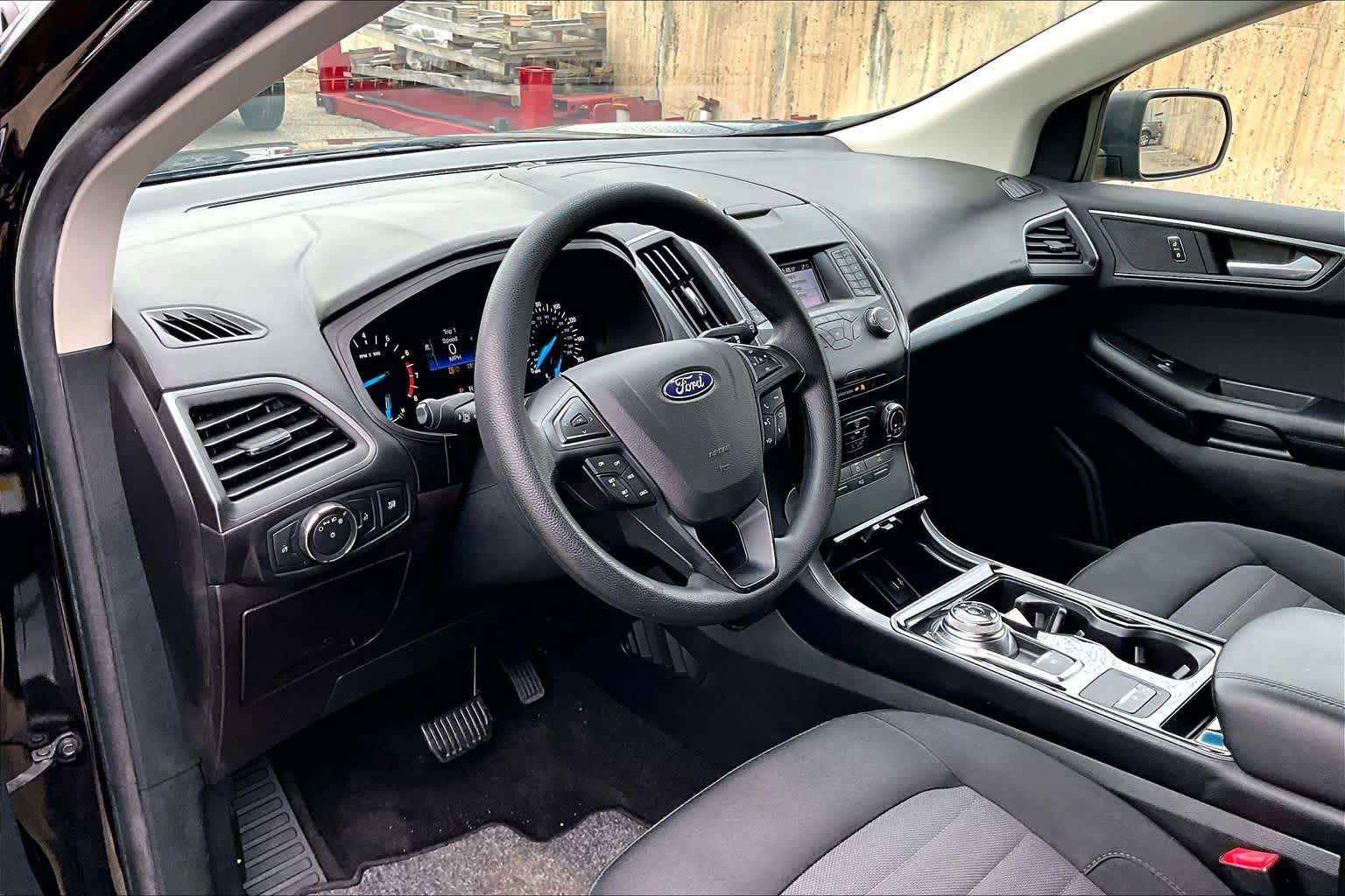Used 2019 Ford Edge SE FWD image 18