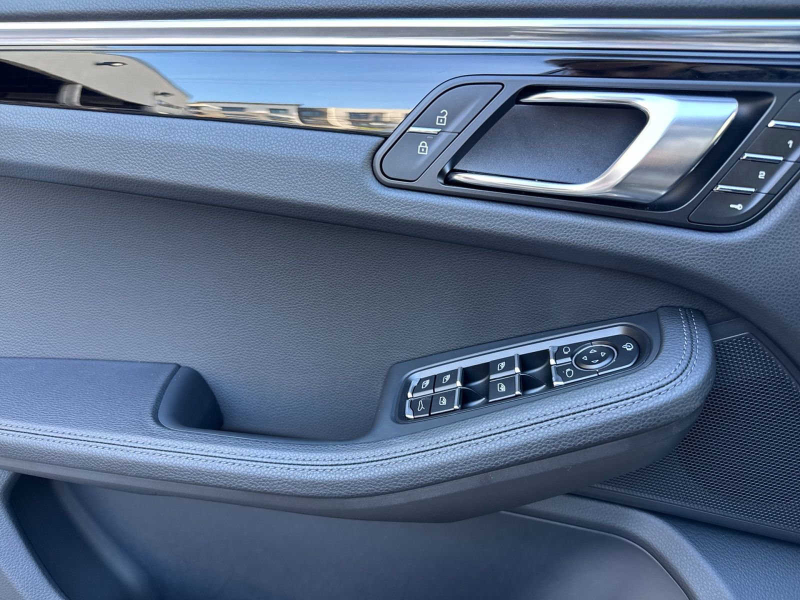 Certified 2025 Porsche Macan image 12