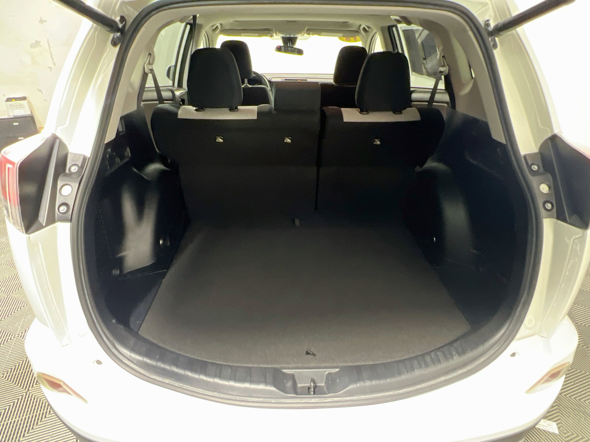 Used 2018 Toyota RAV4 XLE FWD image 33