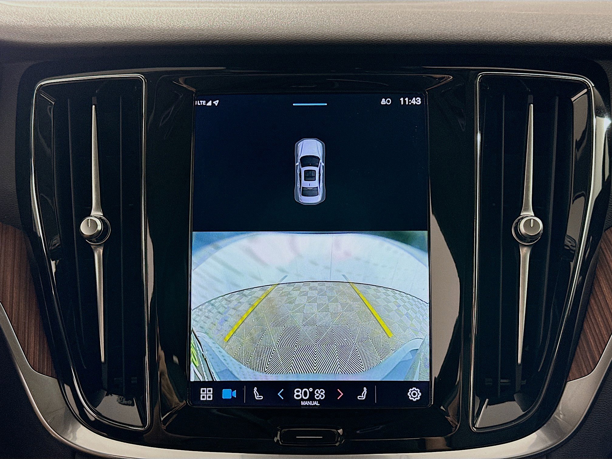 Used 2023 Volvo S60 T8 Plus image 23