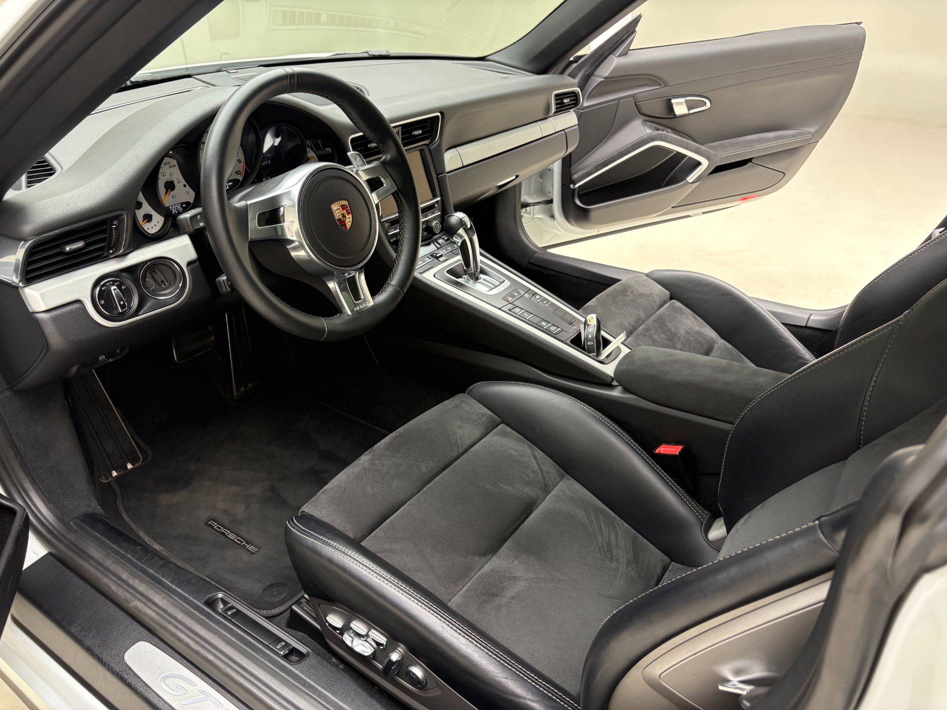 Used 2015 Porsche 911 GT3 RWD image 19