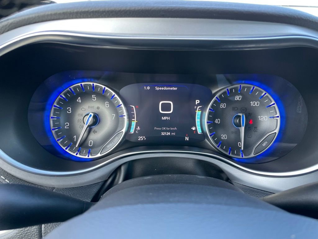Used 2025 Chrysler Pacifica Limited image 10