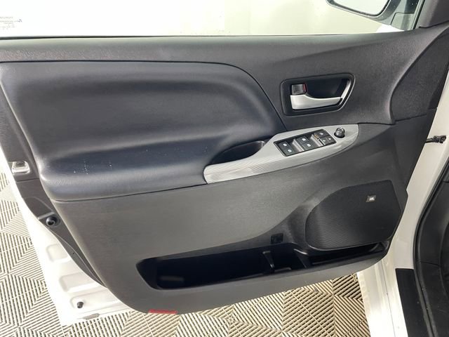 Used 2019 Toyota Sienna SE Premium image 16
