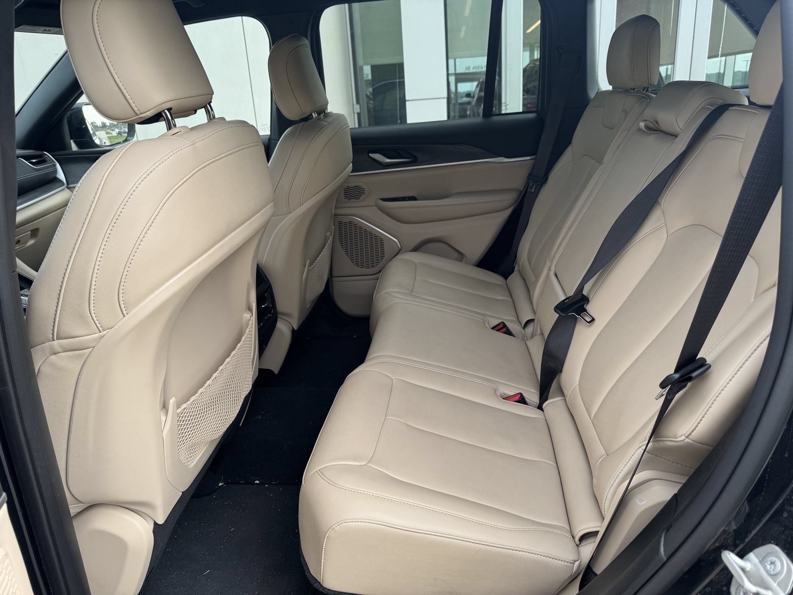 Used 2023 Jeep Grand Cherokee Limited AWD/4WD image 6