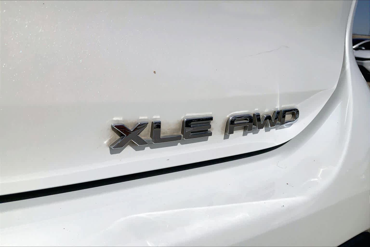 Used 2021 Toyota Highlander XLE AWD/4WD image 9