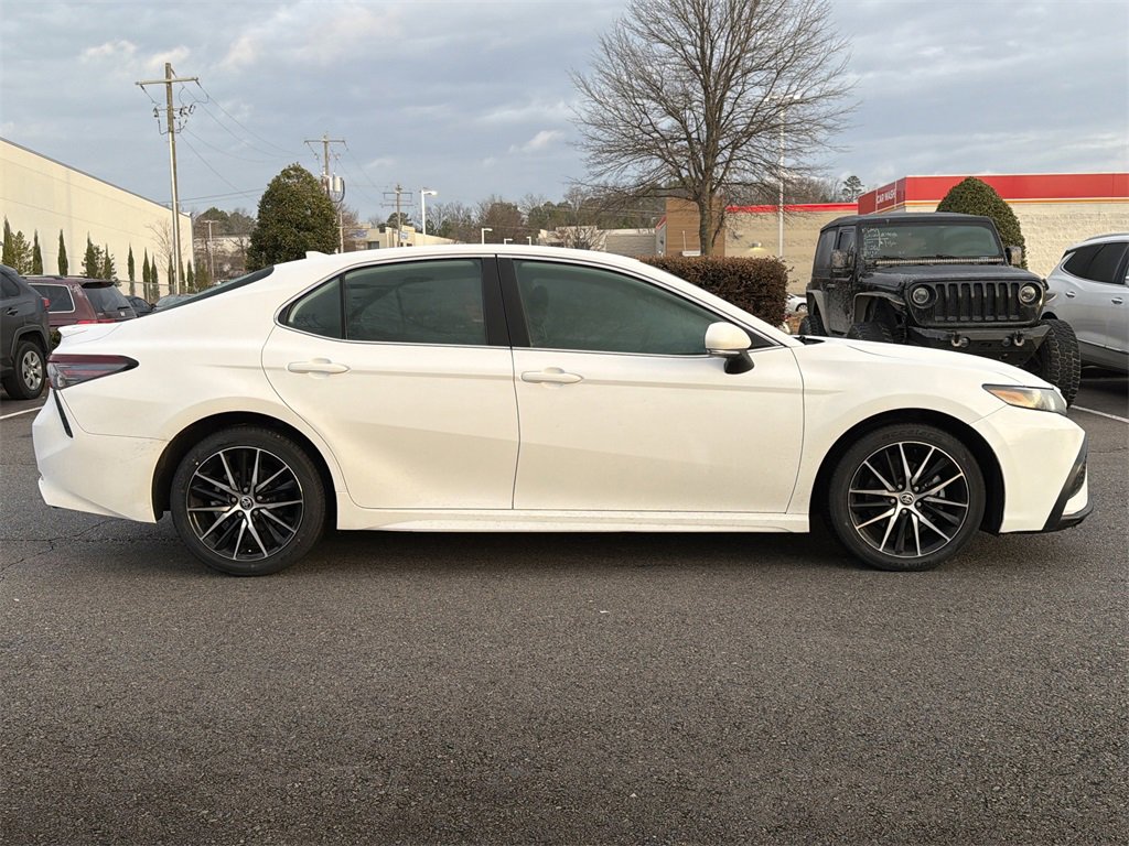 Used 2022 Toyota Camry SE image 2