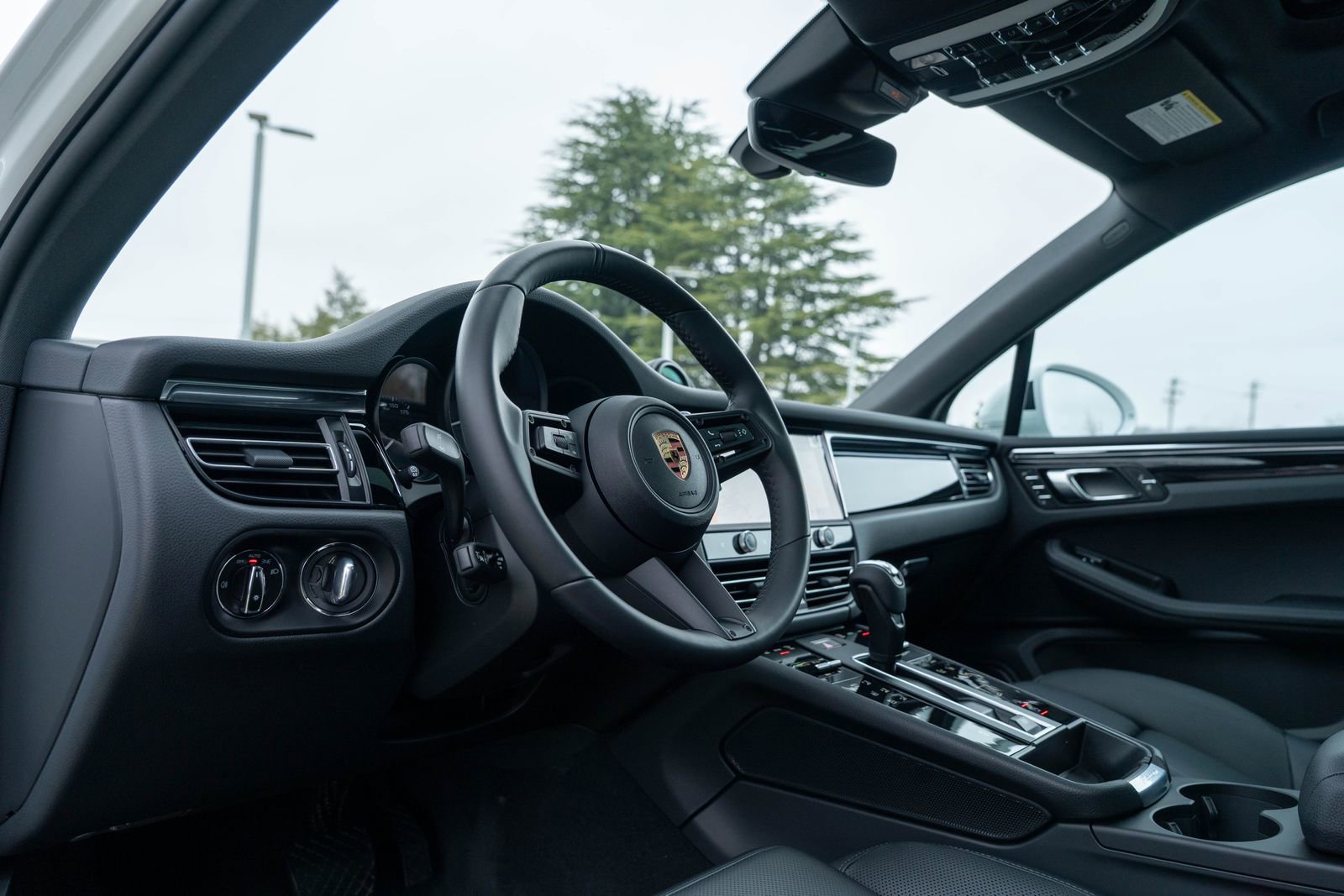 Certified 2025 Porsche Macan image 4