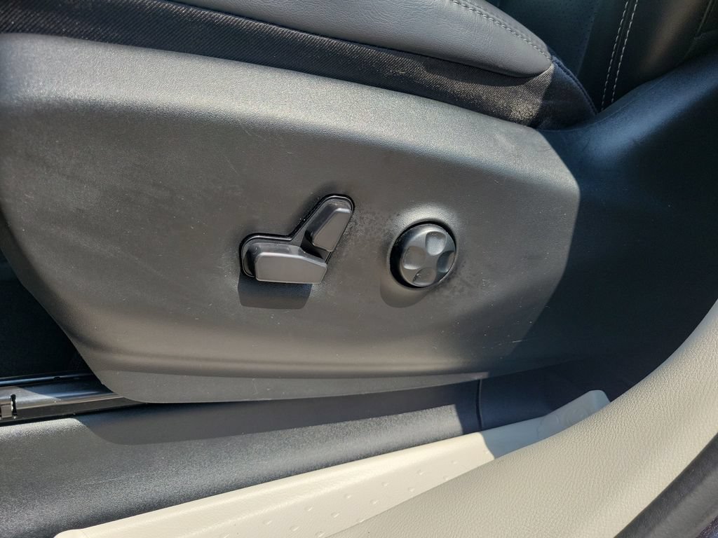 Used 2023 Chrysler Pacifica Touring-L FWD image 18