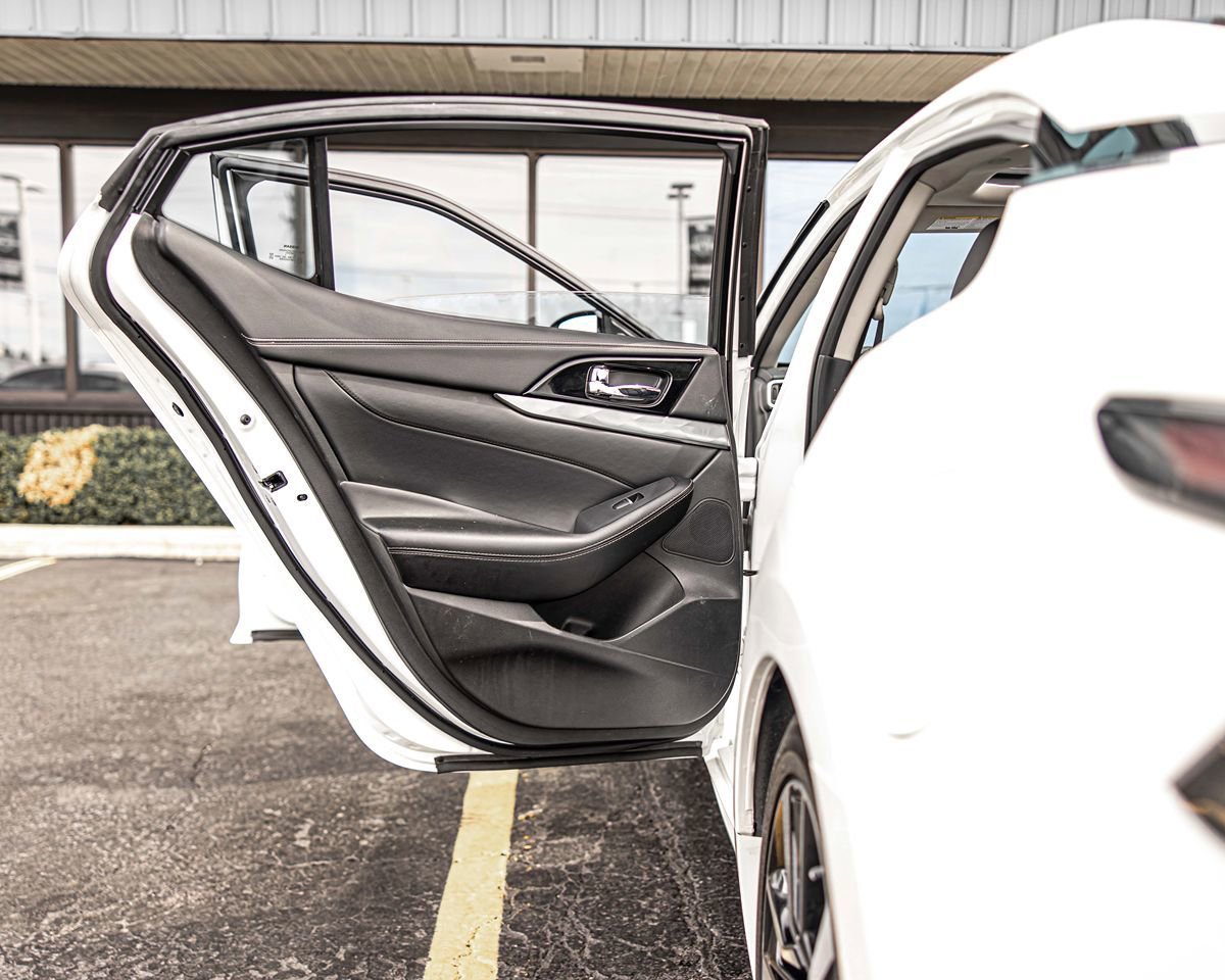 Used 2023 Nissan Maxima SL FWD image 34