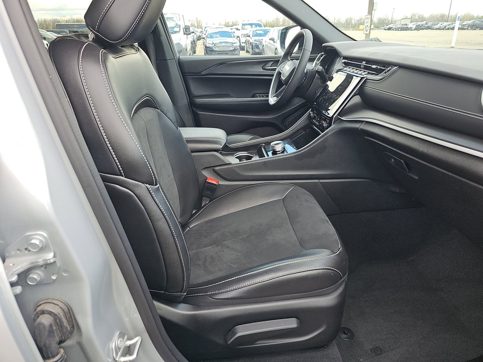 Used 2024 Jeep Grand Cherokee Altitude image 8