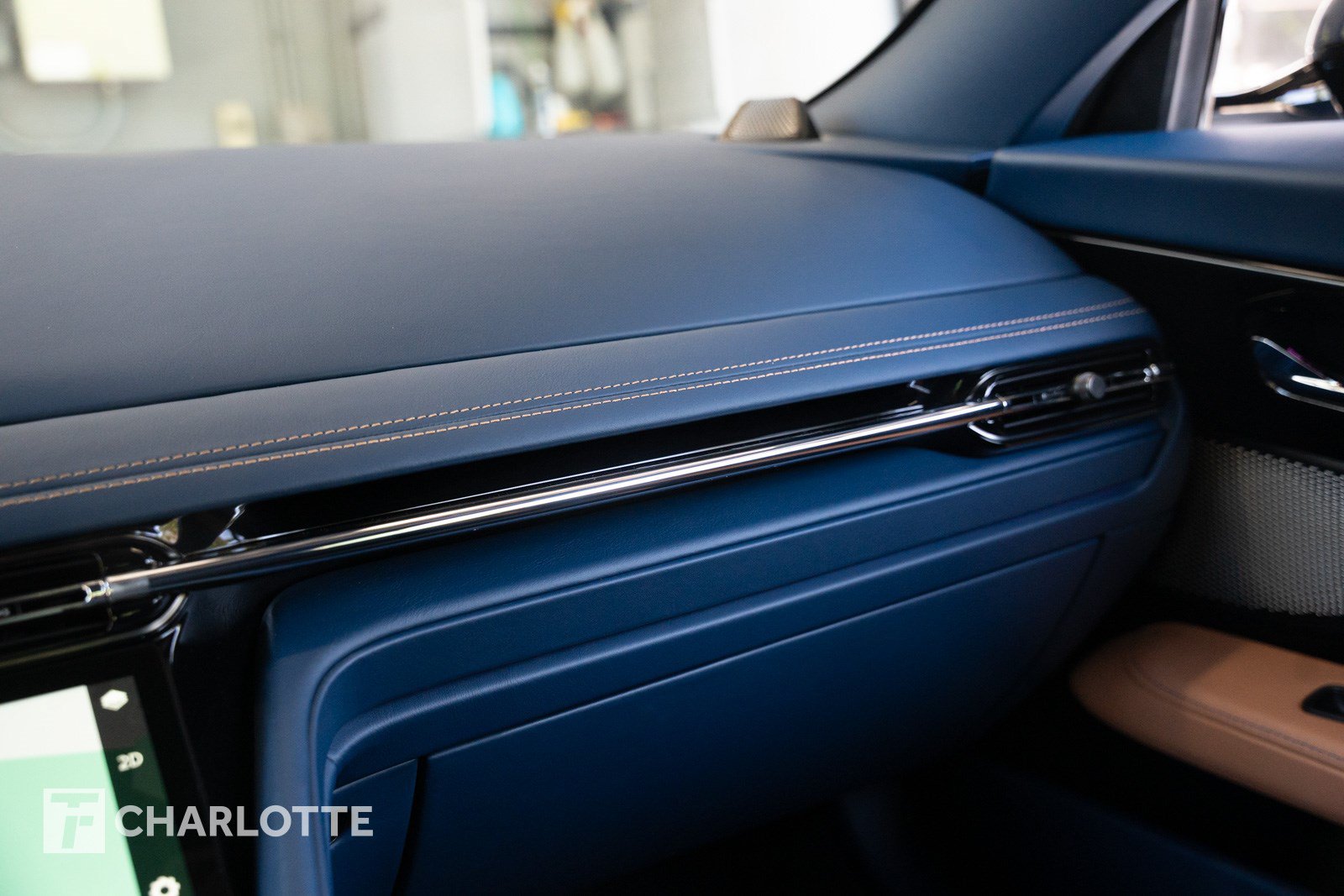 Used 2025 Aston Martin DB12 Coupe RWD image 31