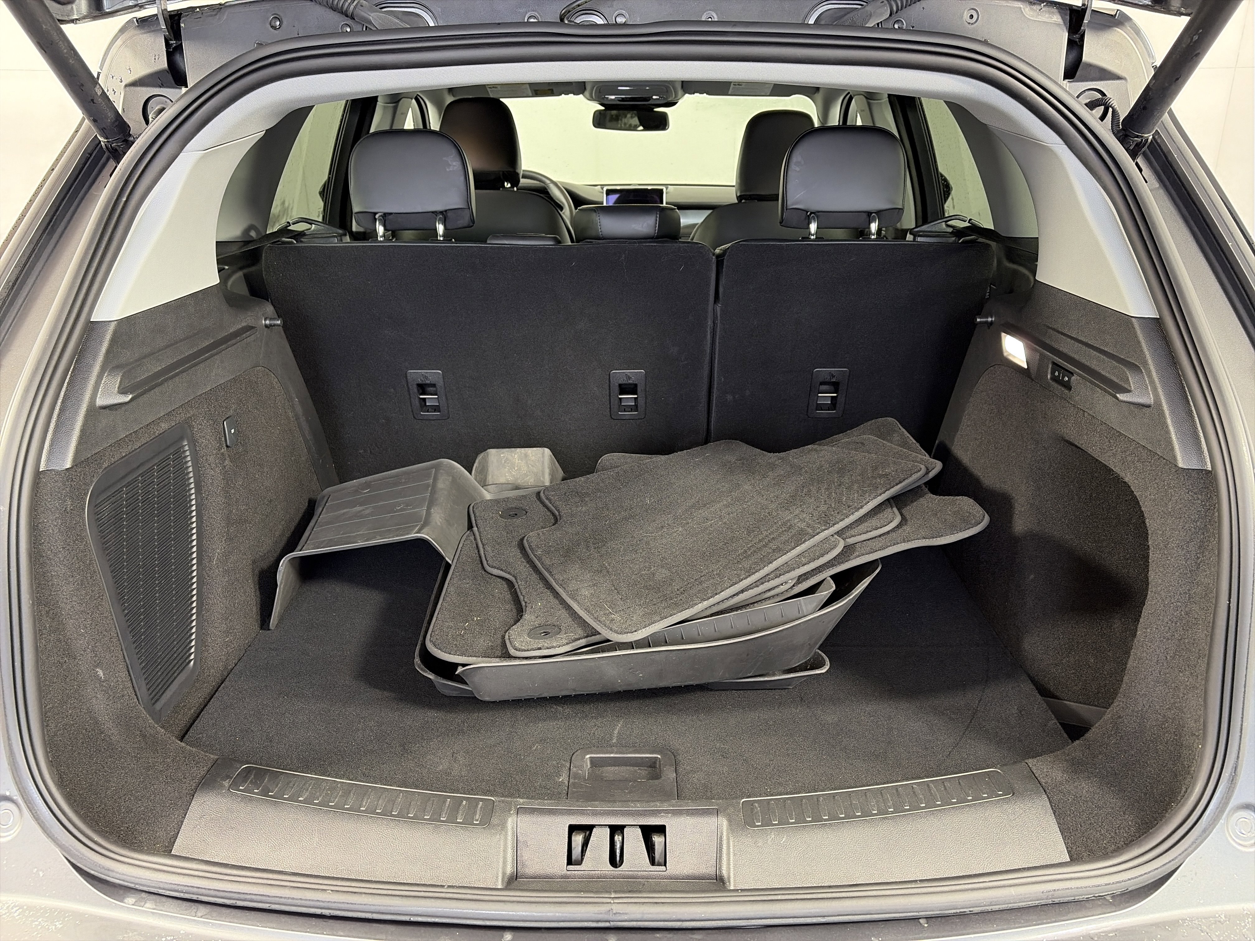 Used 2022 Lincoln Corsair Standard w/ Equipment Group 101A image 14