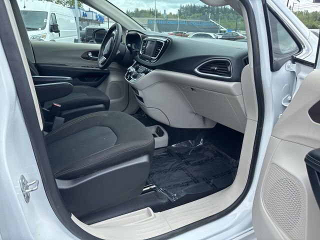 Used 2023 Chrysler Voyager LX FWD image 9