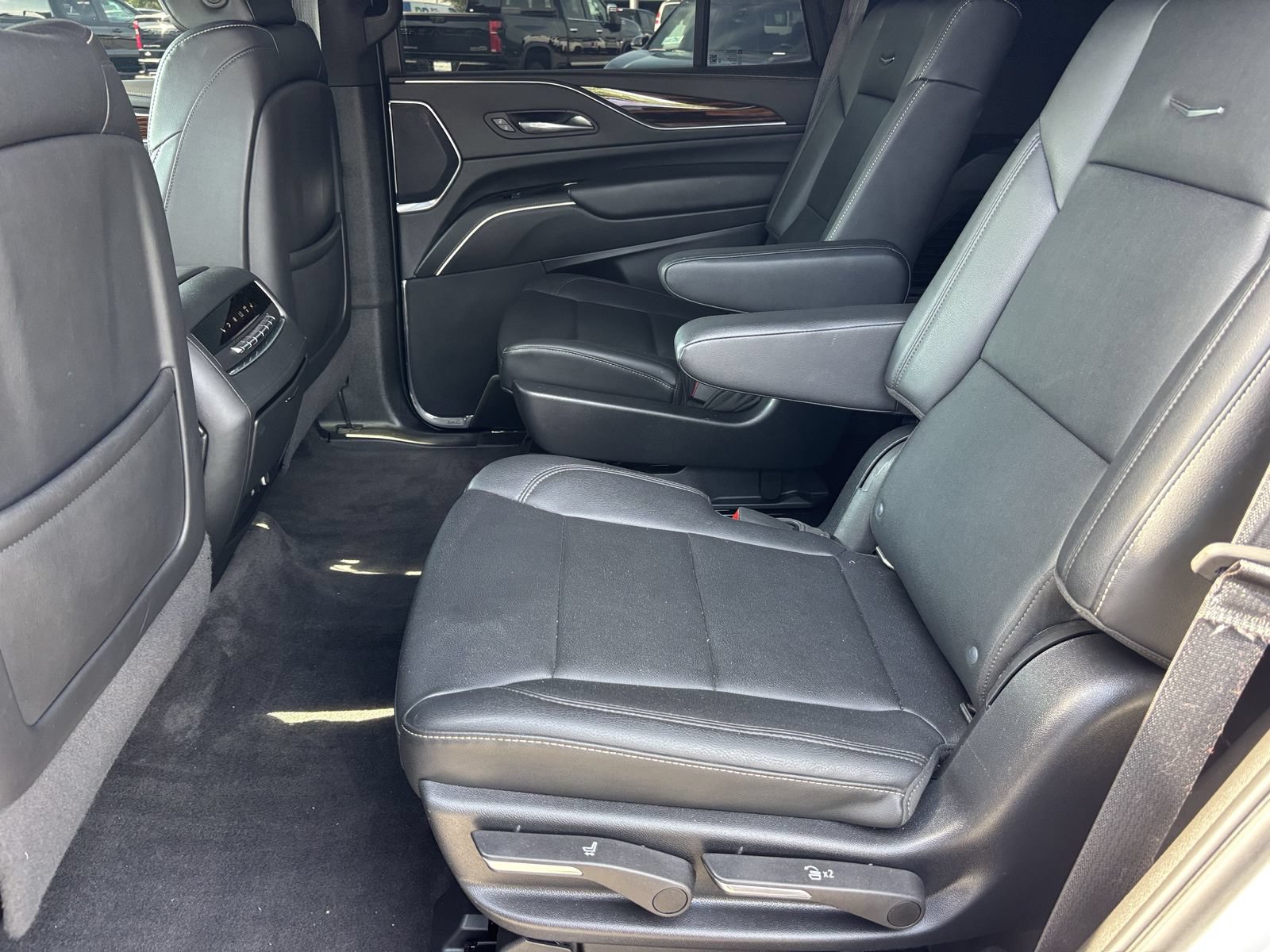 Used 2022 Cadillac Escalade Luxury AWD/4WD image 23