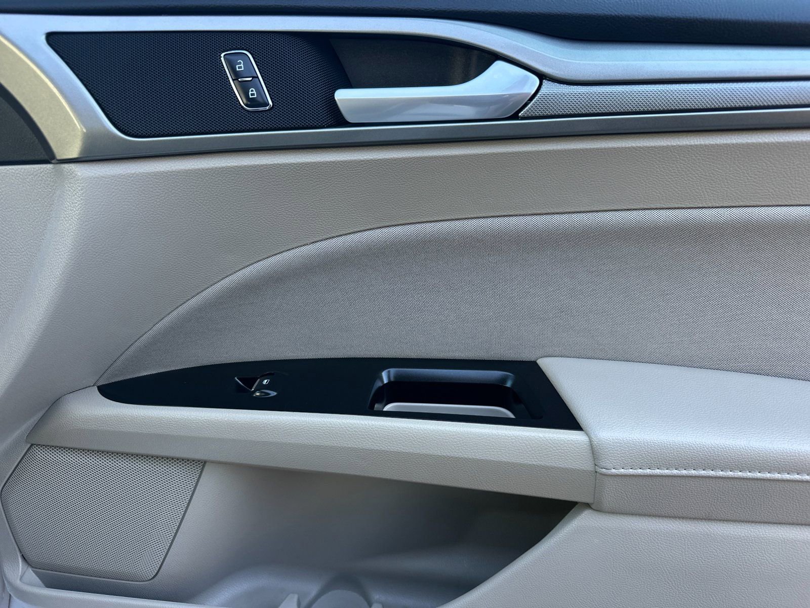 Used 2017 Ford Fusion SE w/ Fusion SE Technology Package image 19