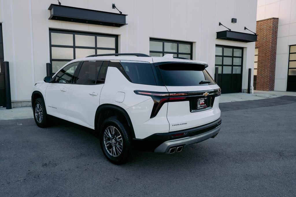 Used 2025 Chevrolet Traverse LT image 3