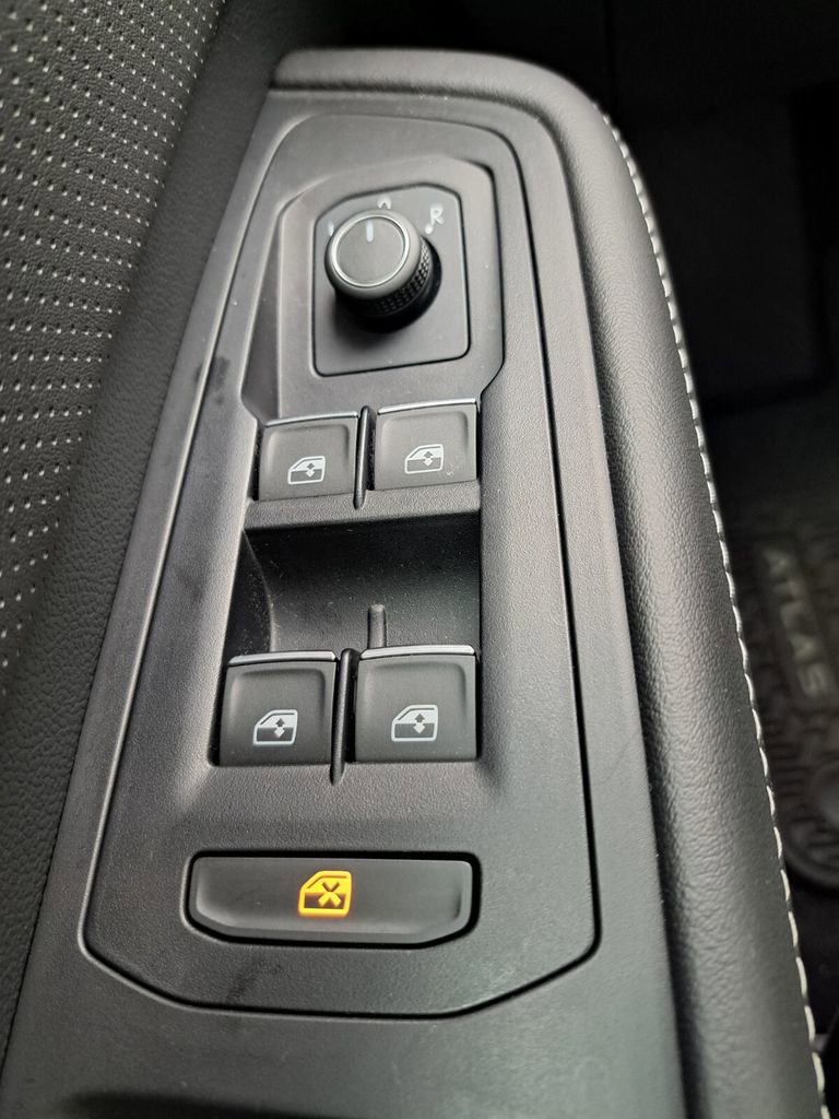 Used 2025 Volkswagen Atlas SEL image 16