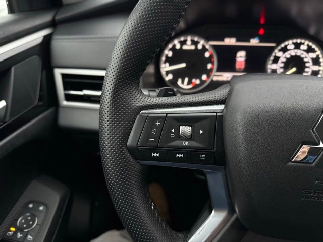Used 2025 Mitsubishi Outlander SE image 27