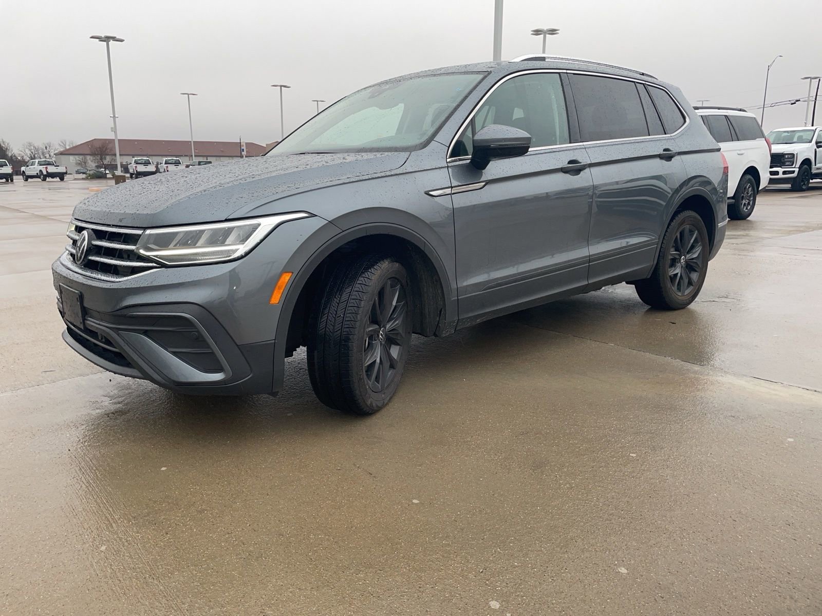 Used 2024 Volkswagen Tiguan SE image 3