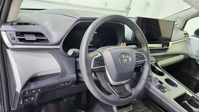 Used 2025 Toyota Sienna XLE w/ XLE Plus Package AWD/4WD image 19