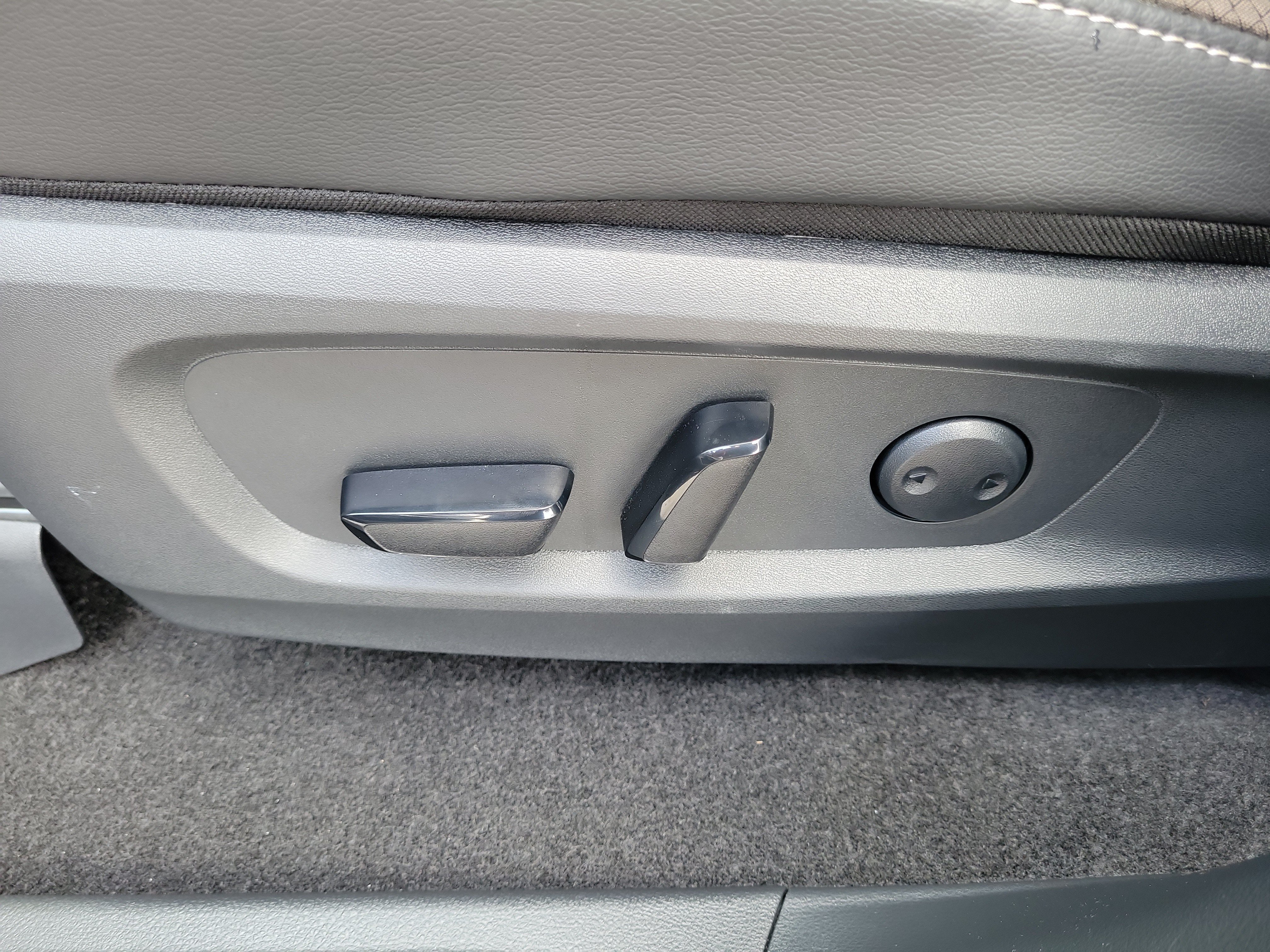 Certified 2025 Nissan Pathfinder SL w/ Black Appearance Package FWD image 14