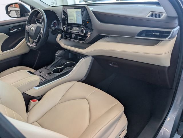 Used 2022 Toyota Highlander XLE FWD image 14