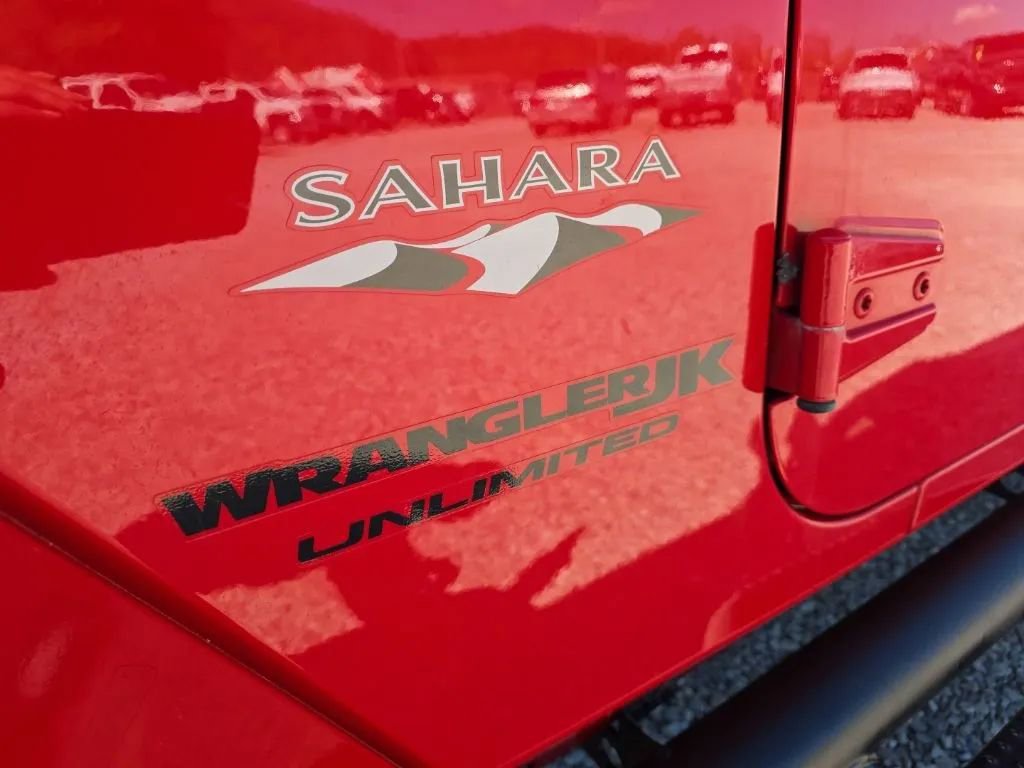 Used 2018 Jeep Wrangler Unlimited Sahara AWD/4WD image 9