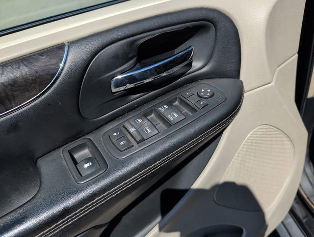 Used 2016 Chrysler Town & Country Touring-L FWD image 15