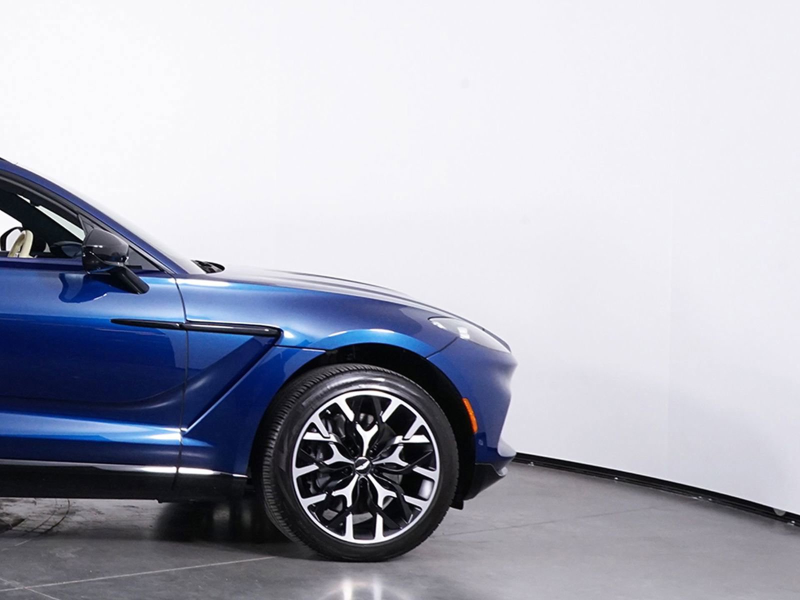 Used 2021 Aston Martin DBX image 15