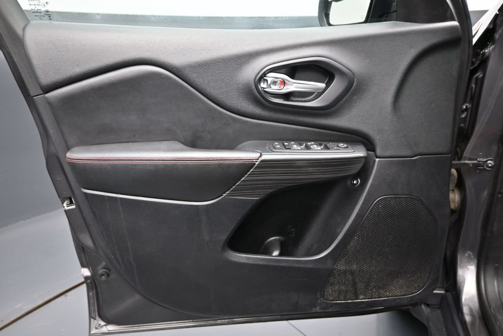 Used 2017 Jeep Cherokee Trailhawk AWD/4WD image 10