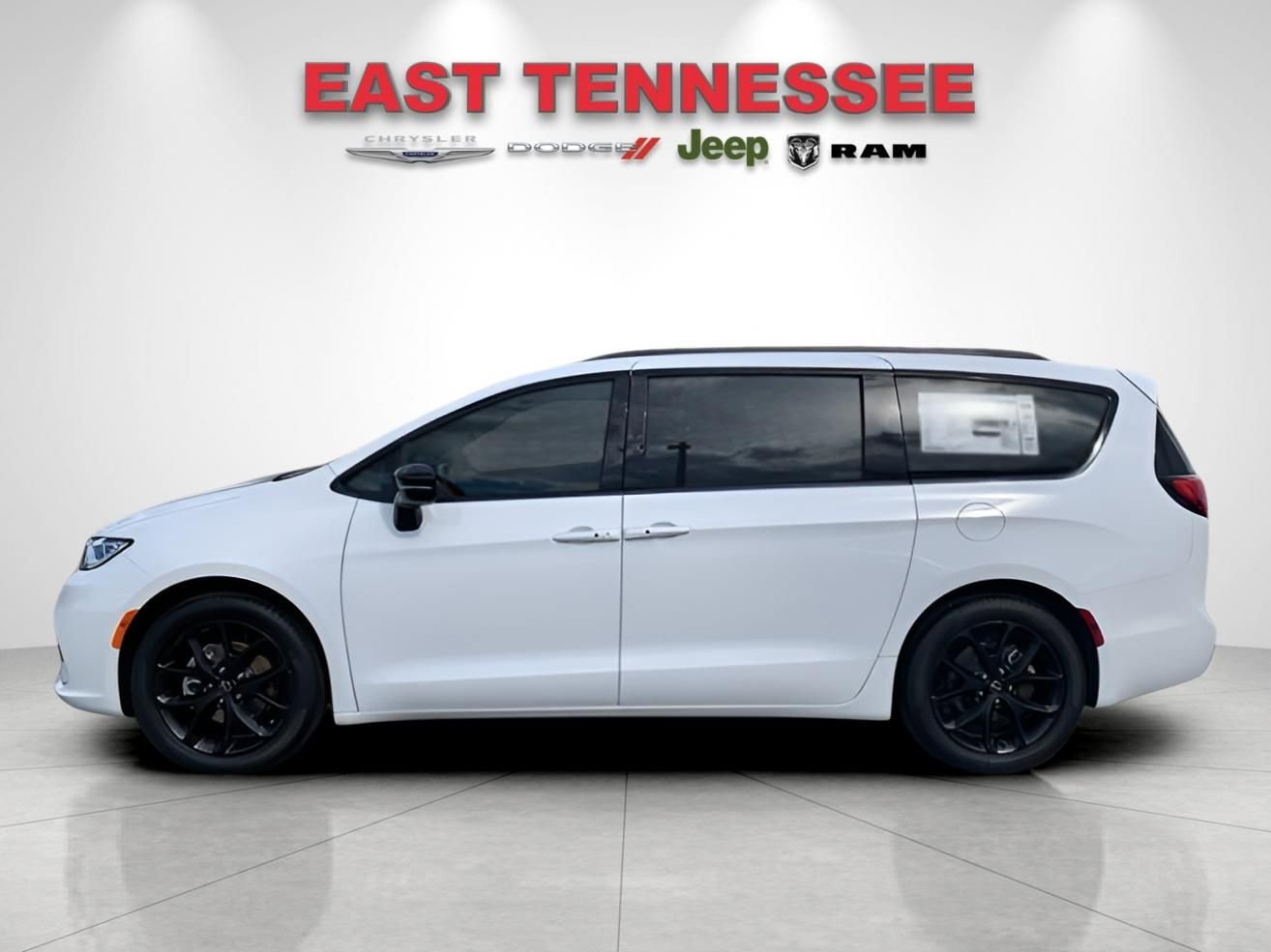 New 2026 Chrysler Pacifica Limited w/ Uconnect Theater Family Group image 6