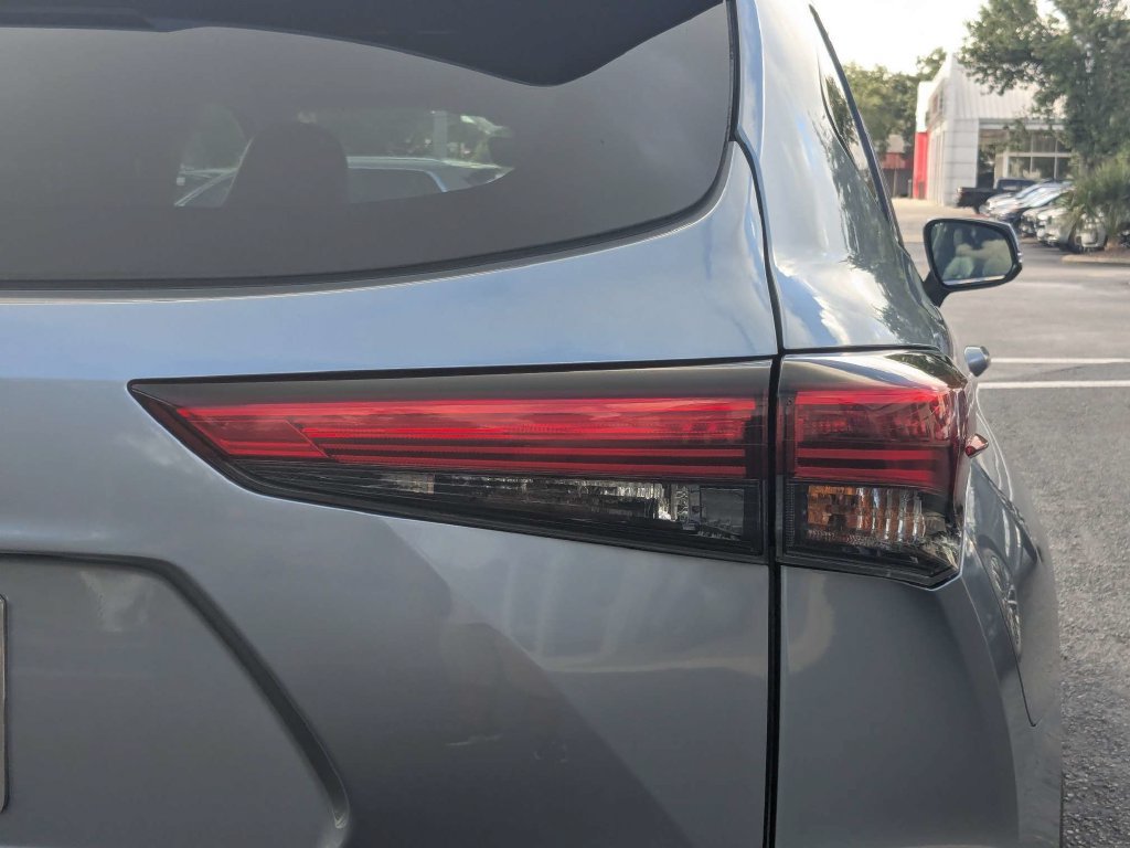 Used 2021 Toyota Highlander XLE AWD/4WD image 15