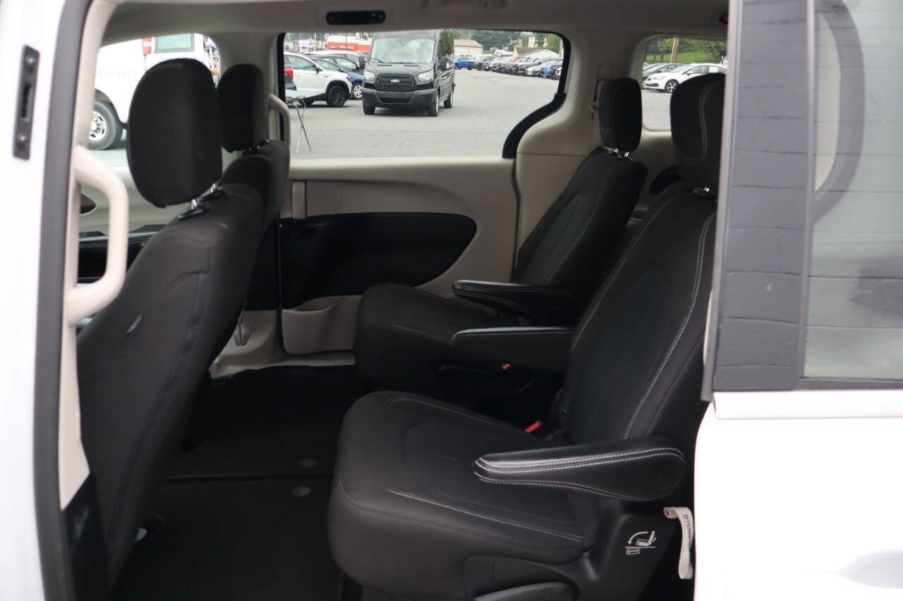 Used 2023 Chrysler Voyager LX FWD image 5