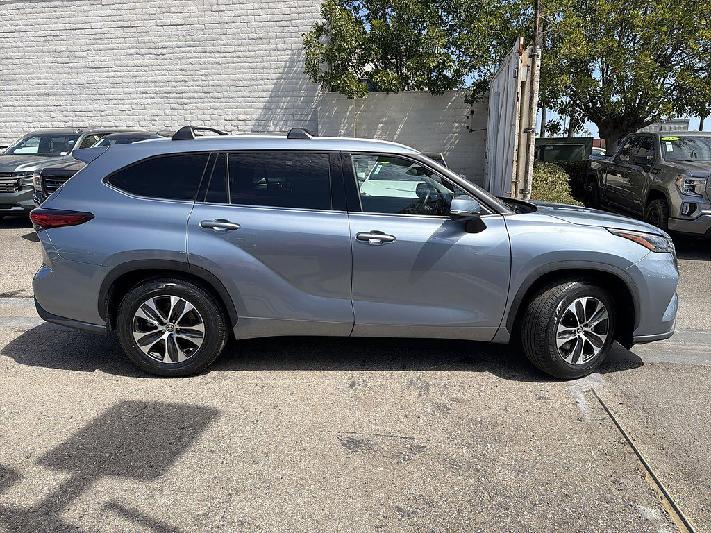 Used 2022 Toyota Highlander XLE FWD image 4