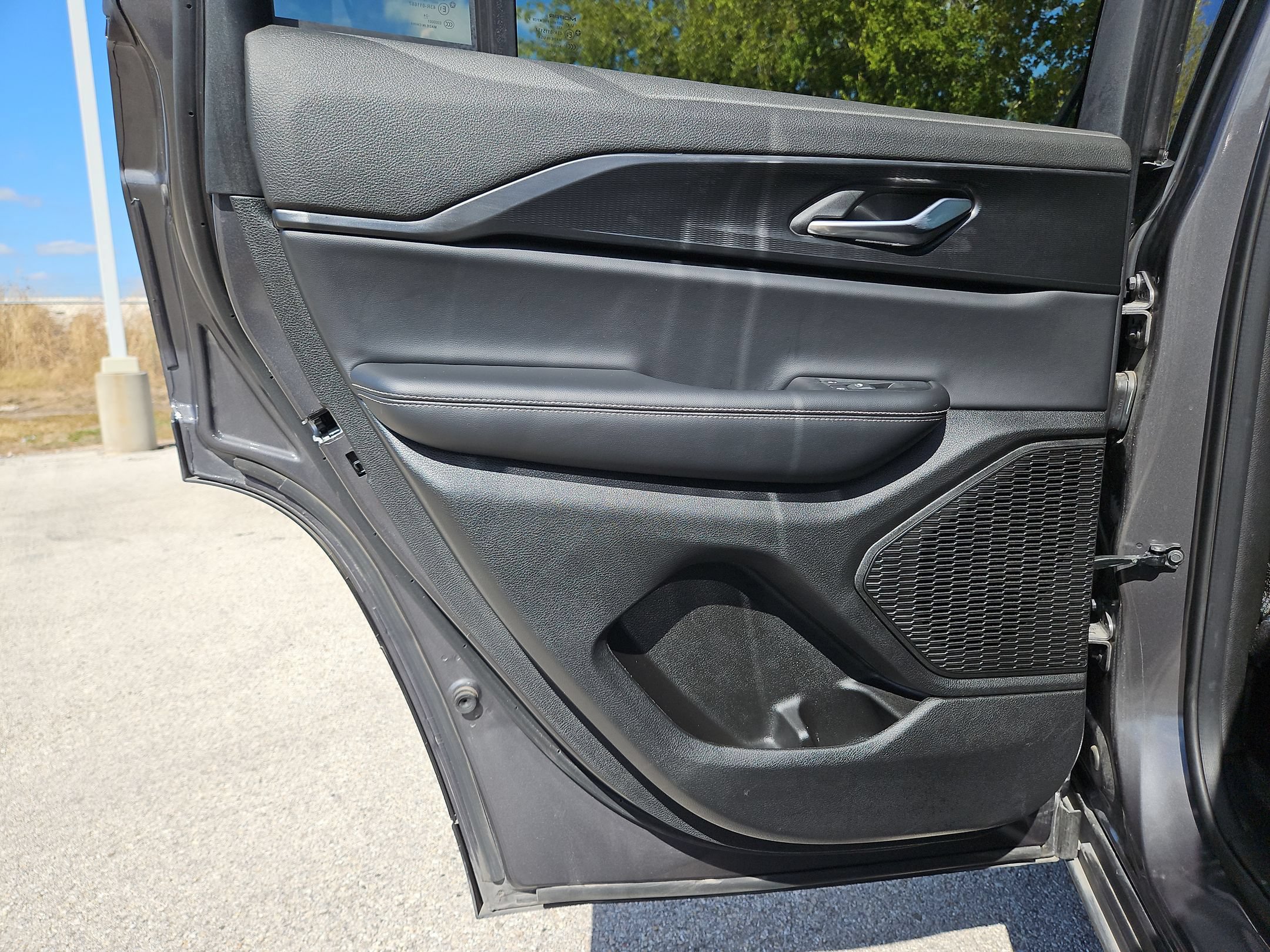 Used 2025 Jeep Grand Cherokee Laredo RWD image 14