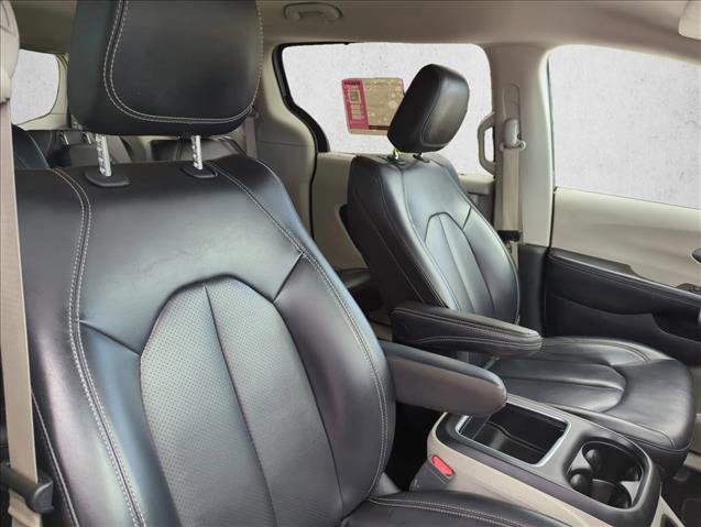 Used 2023 Chrysler Pacifica Touring-L FWD image 25