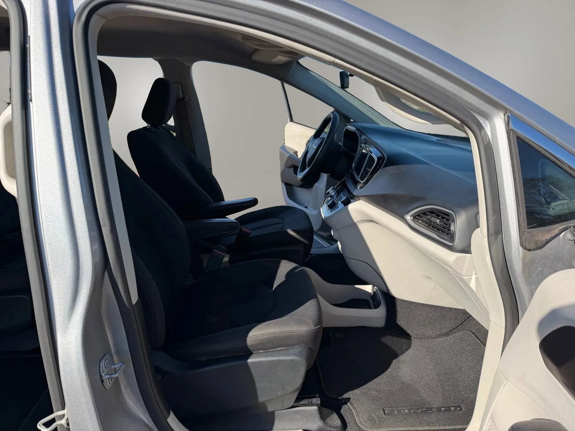 Used 2018 Chrysler Pacifica L image 13