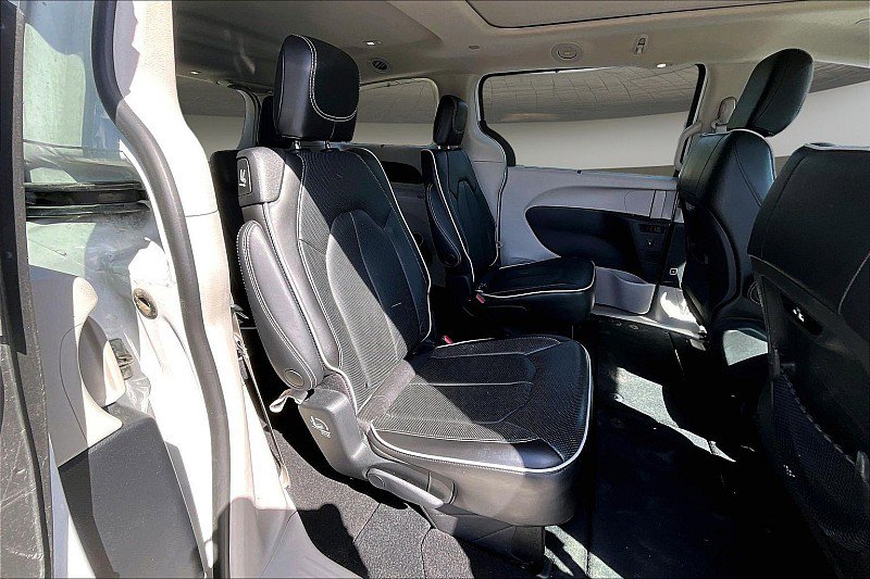 Used 2023 Chrysler Pacifica Limited image 26