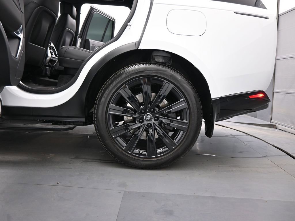 Used 2025 Land Rover Range Rover SE image 18