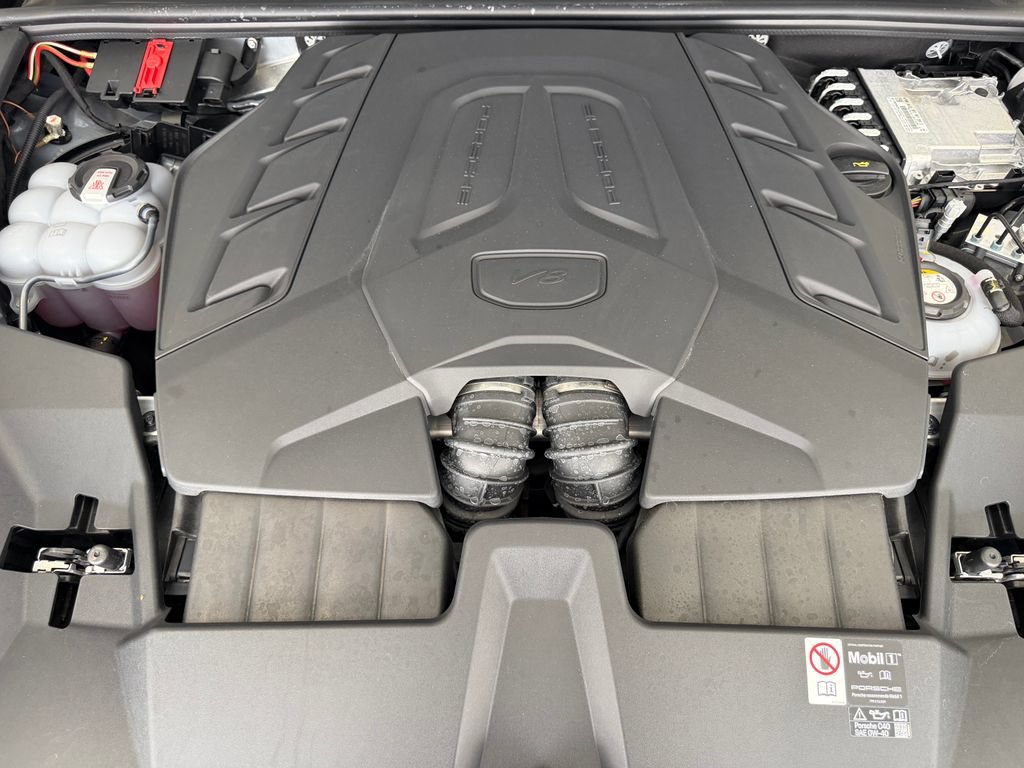 Certified 2025 Porsche Cayenne Turbo AWD/4WD image 27